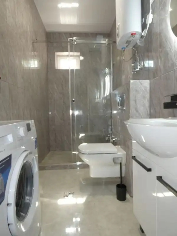 Апартаменты с балконом и с красивым видом из окна в Три тополя