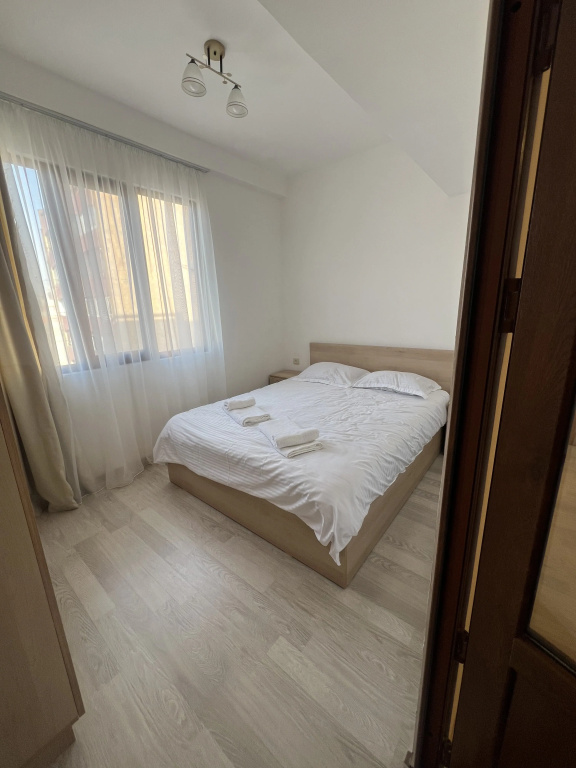 Квартира A two-bedroom apartment with a living room and a balcony in the city center. — фото