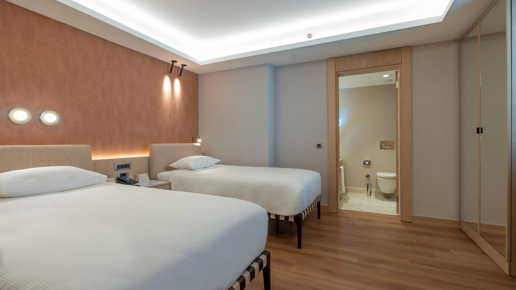 2 rooms Family Suite with balcony