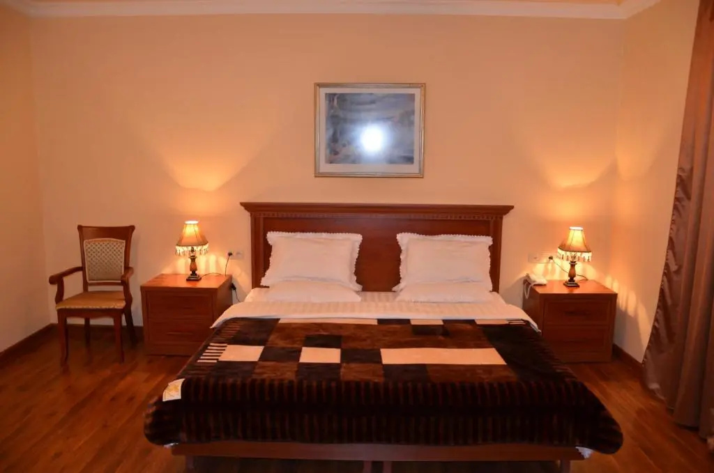 Deluxe Double room (full double bed)