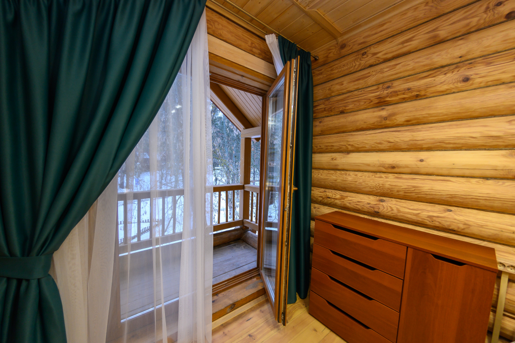 Номер в избе с 3 комнатами с балконом и с красивым видом из окна в Вкс