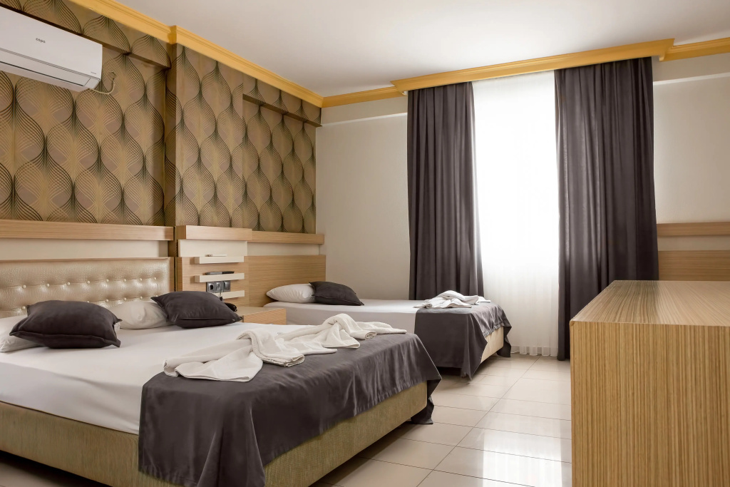 Family Quadruple room with balcony and with mountain view
