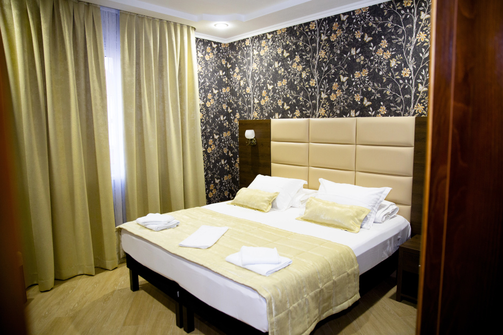 Double Suite with city view (full double bed)
