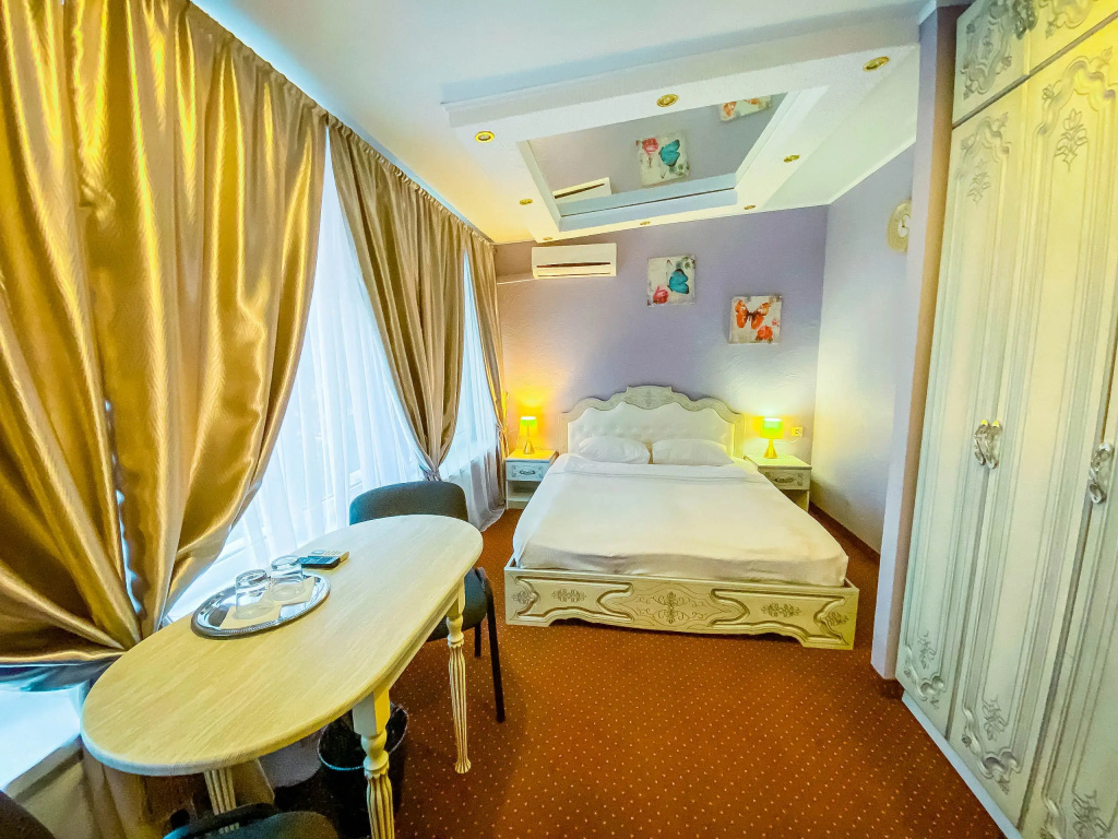Comfort Double Suite with city view (full double bed)