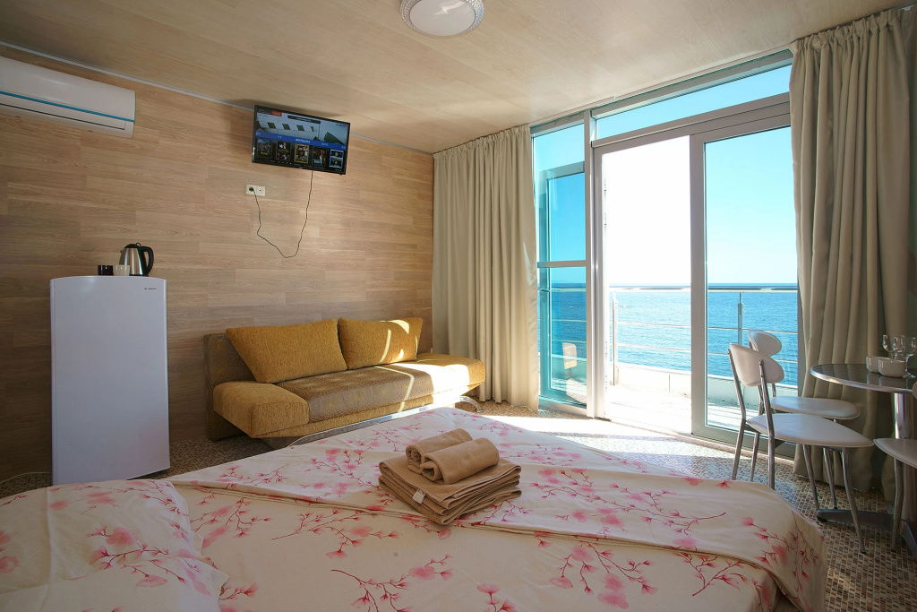 Deluxe Triple room with balcony and with view