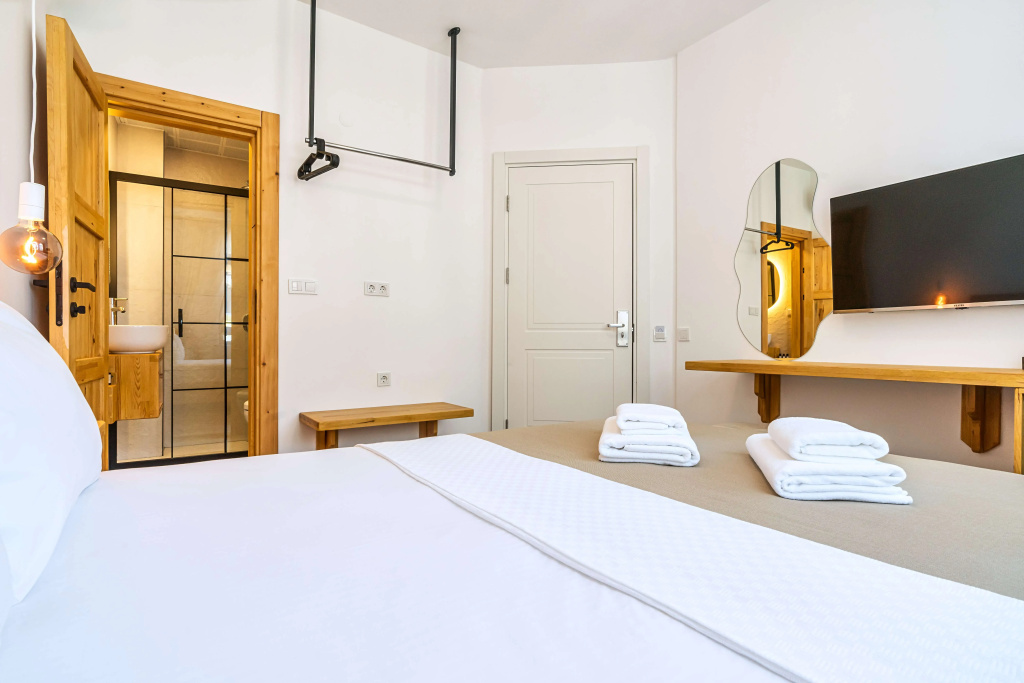 Deluxe Double room with city view (full double bed)