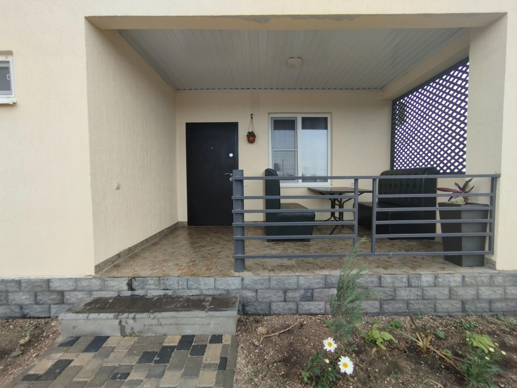 Семейный коттедж с балконом в У пруда