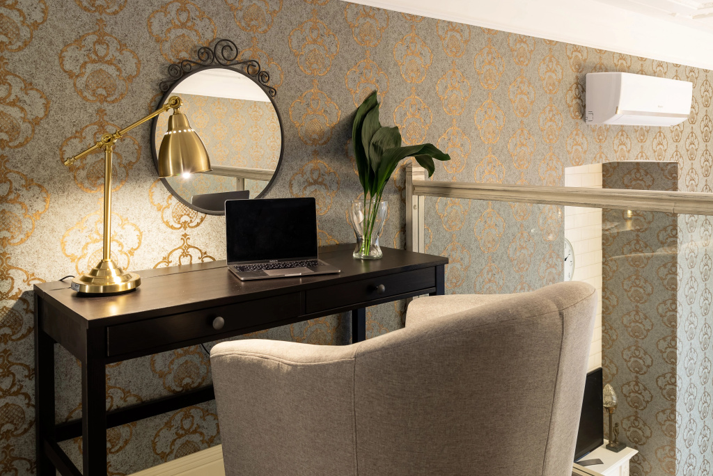 Апартаменты D apartments Двухуровневая студия Гигантские окна потолки 4,2 м — фото