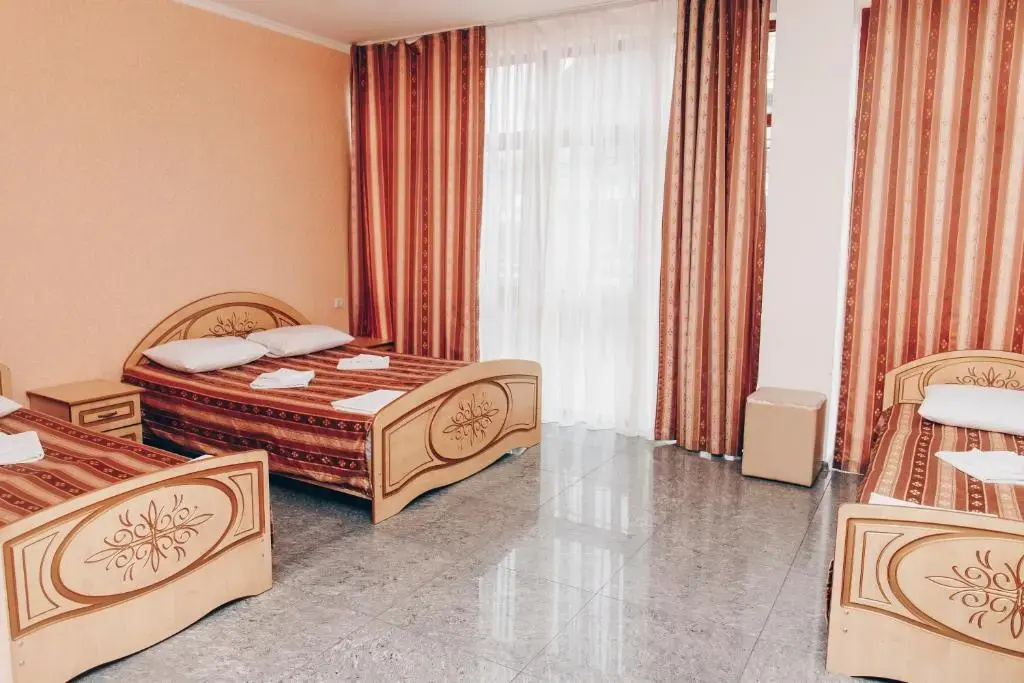 Standard Quadruple room with city view