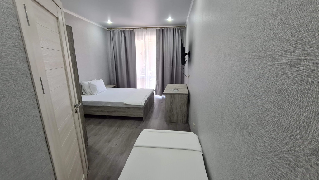 Трёхместный номер Standard с видом на внутренний двор в Премьер-Сухум