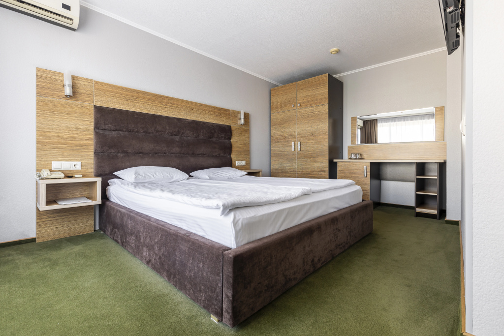 Magnoliya Hotel Room Type - Superior Double room with balcony and with courtyard view full double bed