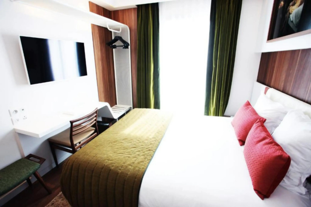 Classic Double room with Paris Rooftop view (full double bed)