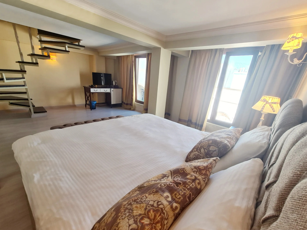 Deluxe room with balcony and with pool view