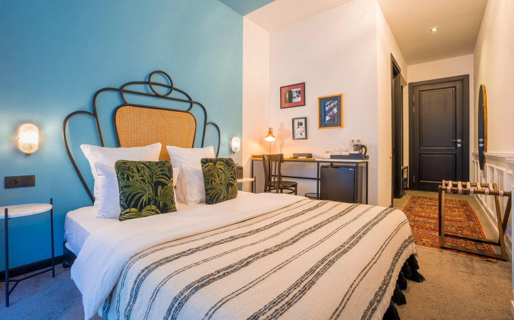 Small Double room (full double bed)