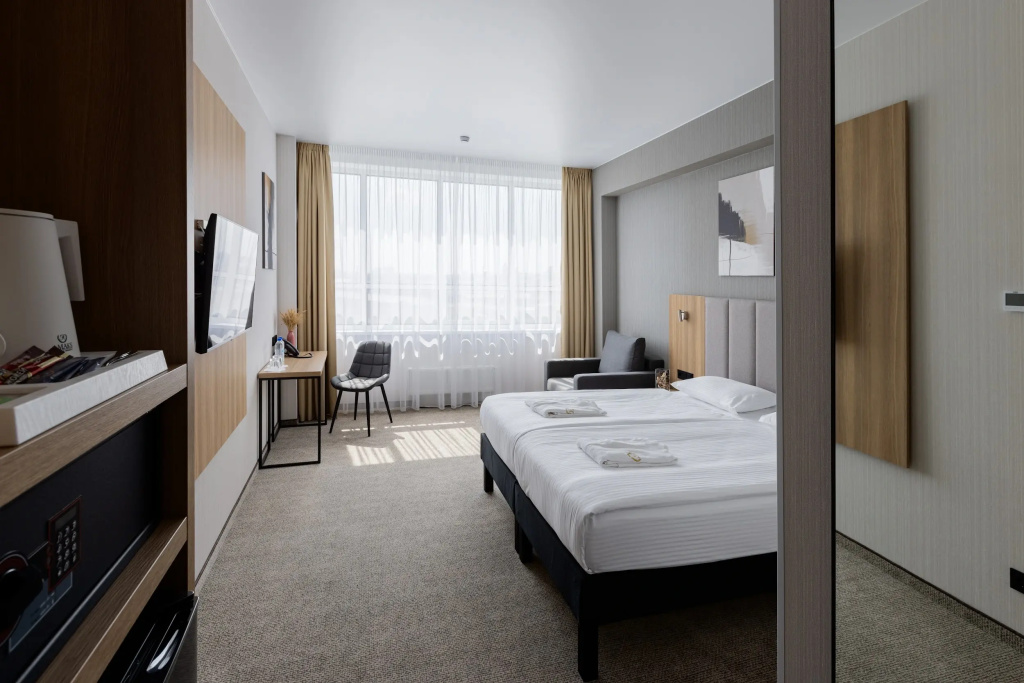 Business Double room (full double bed)