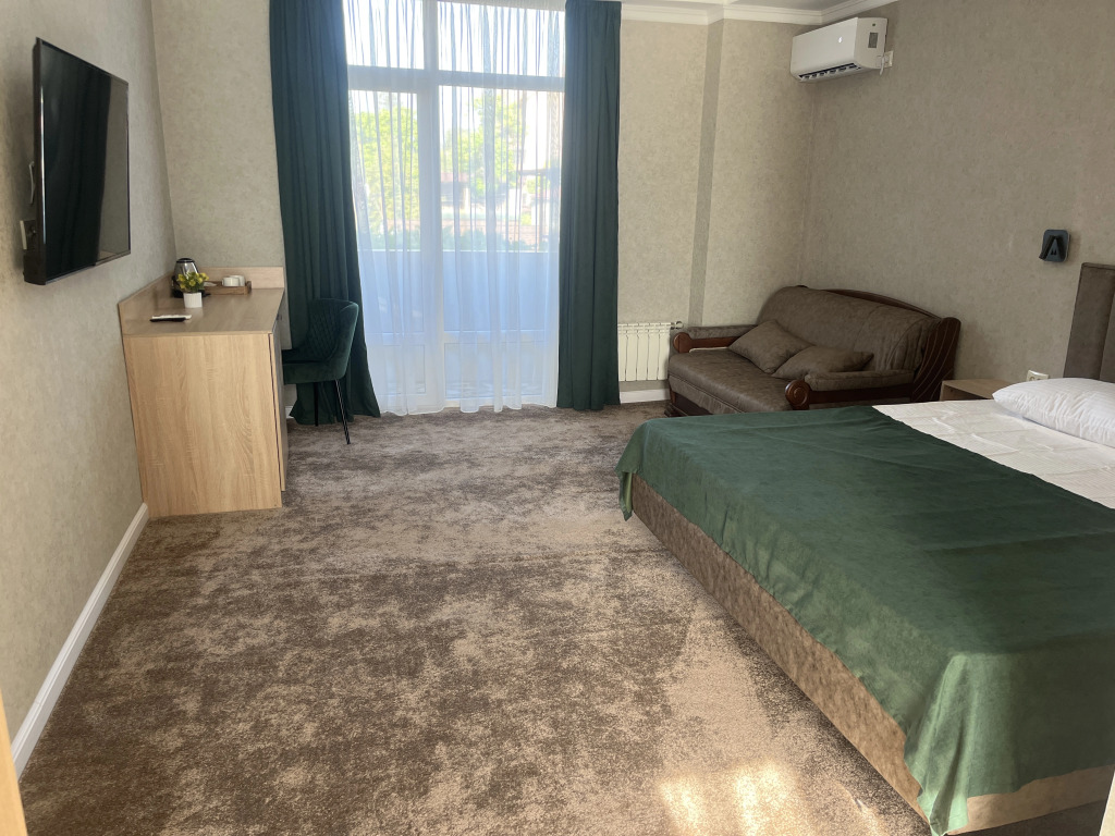 Четырёхместный номер Deluxe с балконом и с видом на бассейн в Отель Столица