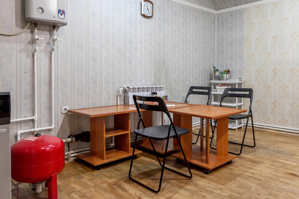 Кровать в общем номере с красивым видом из окна в Атлантида