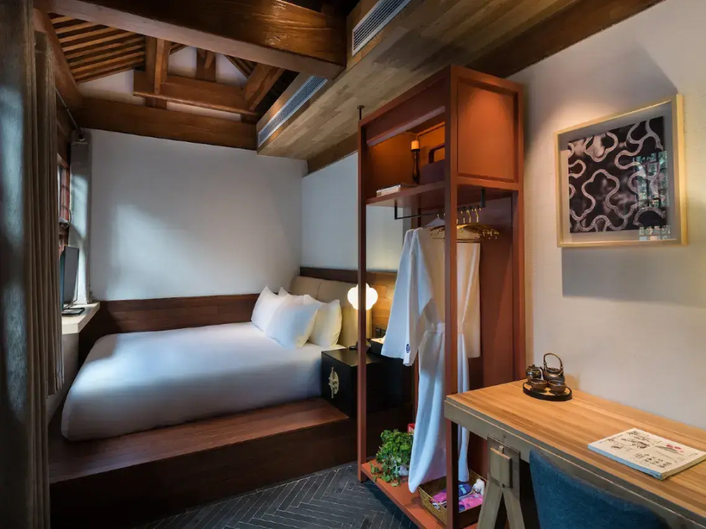 Business Double room (full double bed)
