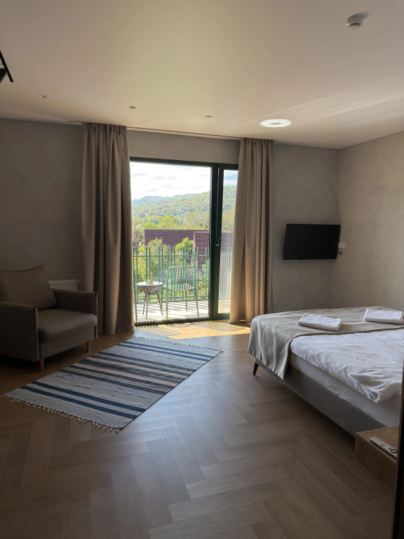 Апартаменты с балконом и с видом на бассейн в Green Wood