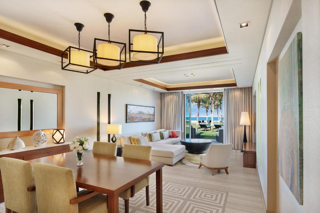 1 Bedroom Beachfront Residence Lounge Access & Butler Service Suite