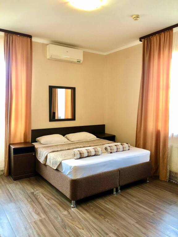 Трёхместный номер Comfort с балконом и с красивым видом из окна в Наш дом