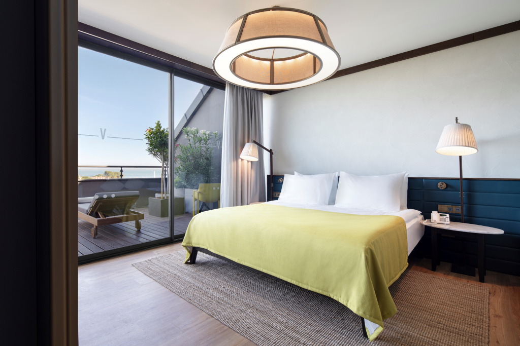 Deluxe Double room (full double bed)