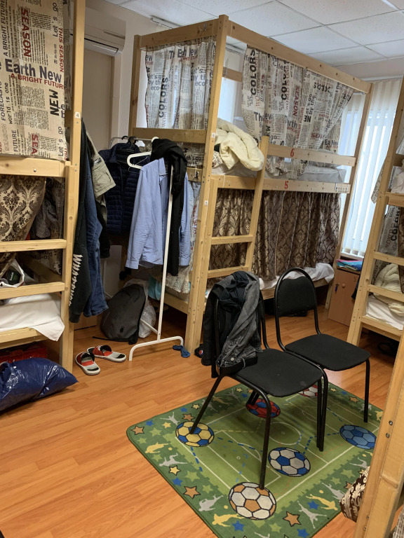 Кровать в общем номере (мужской номер) с красивым видом из окна в Красная Москва