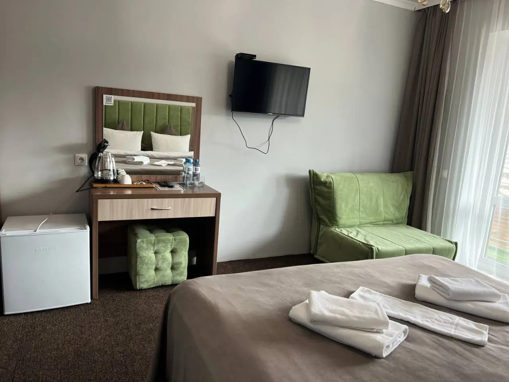 Двухместный номер Standard с балконом и с видом на горы двуспальная кровать в Шатун