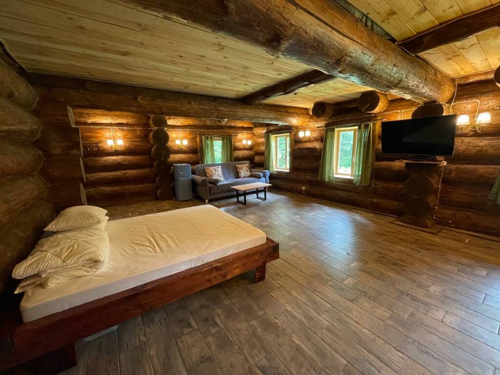 Четырёхместный номер №1 с балконом и с красивым видом из окна в Дубки