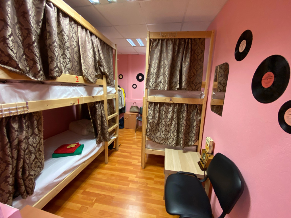 Кровать в общем номере (женский номер) с красивым видом из окна в Красная Москва