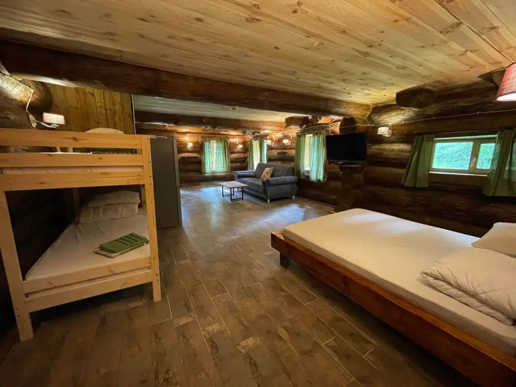 Четырёхместный номер №2 с красивым видом из окна в Дубки