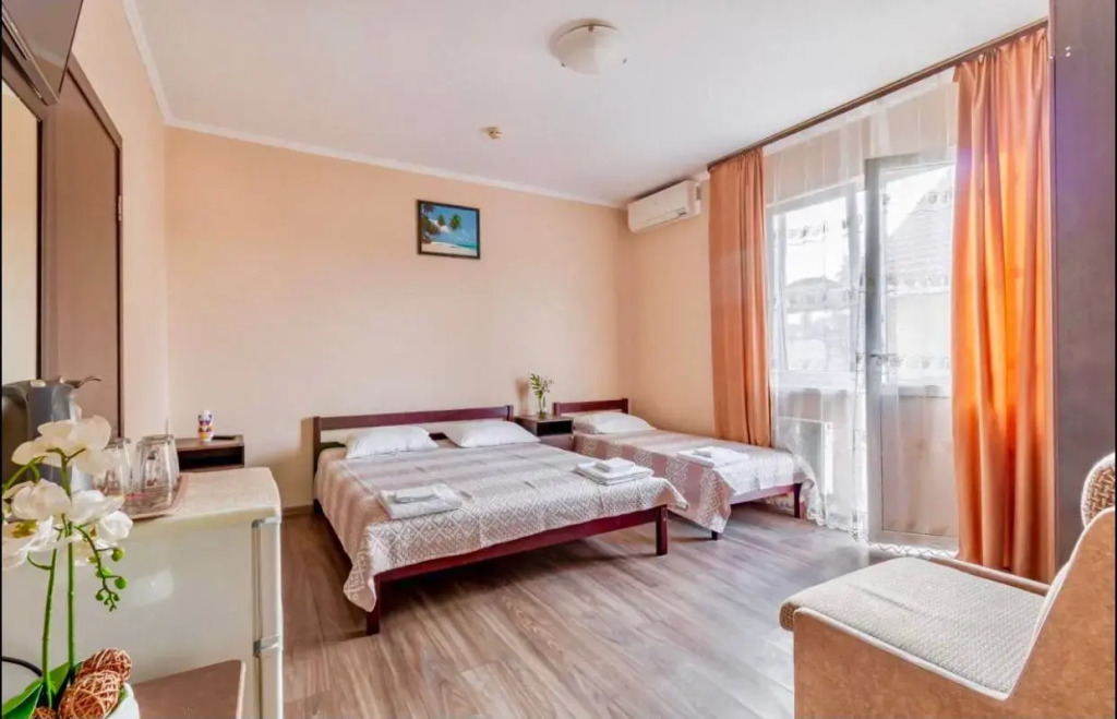 Трёхместный номер Comfort с балконом в Наш дом