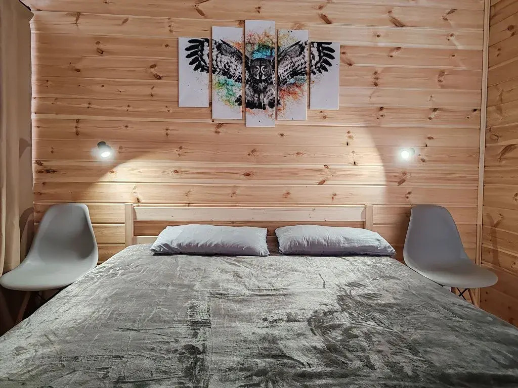 Двухместный коттедж Comfort с красивым видом из окна двуспальная кровать в Vinder Village