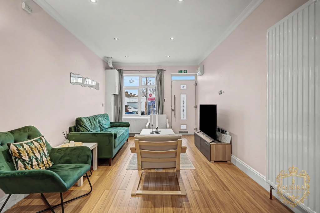 Квартира Elegant Stay in London with Private Parking & Patio | 7 mins walk to Norbury Station — фото