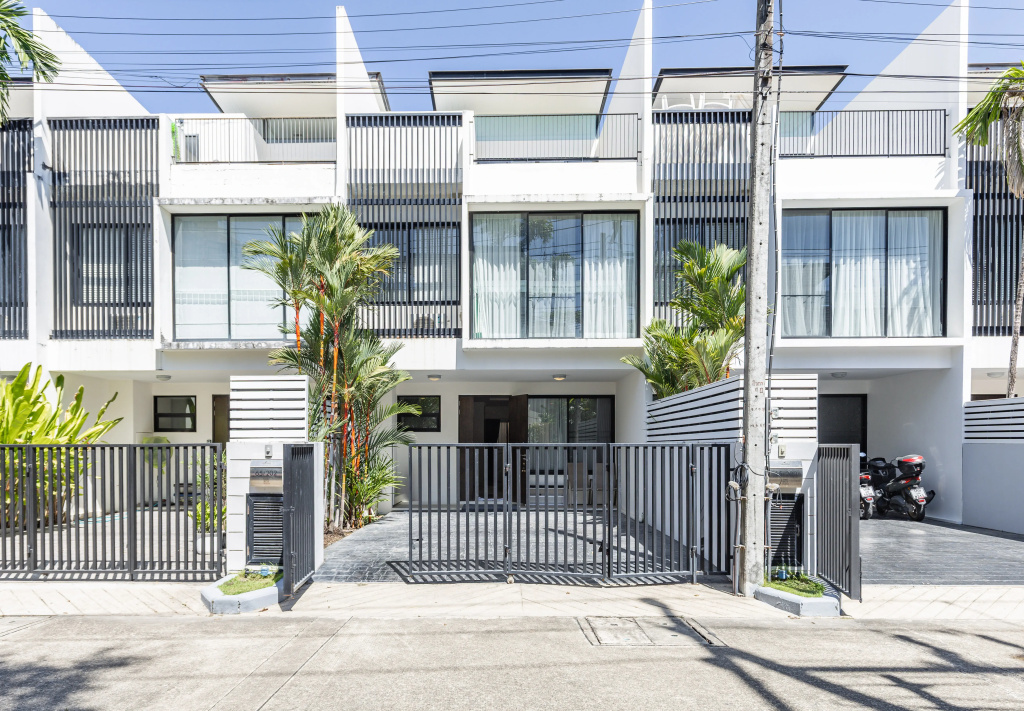 Awesome 3bd Townhouse with a Patio Apartments