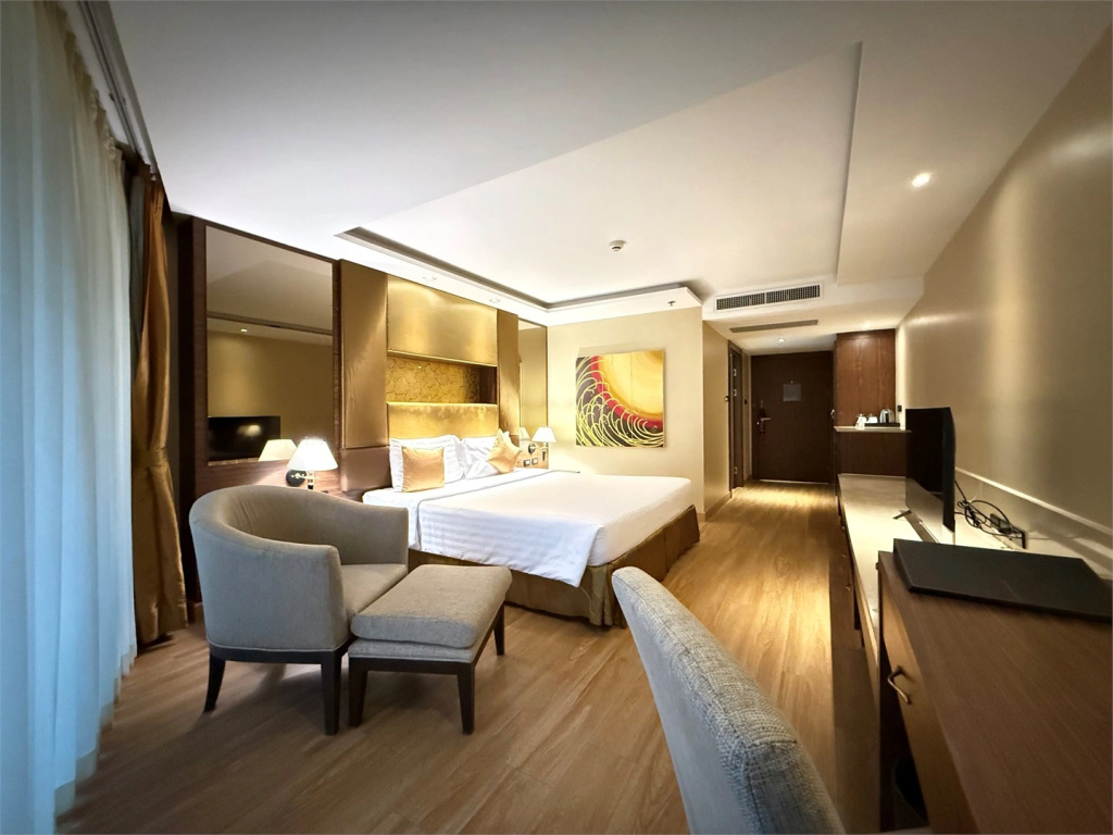 Deluxe Double room with balcony and with city view (full double bed)