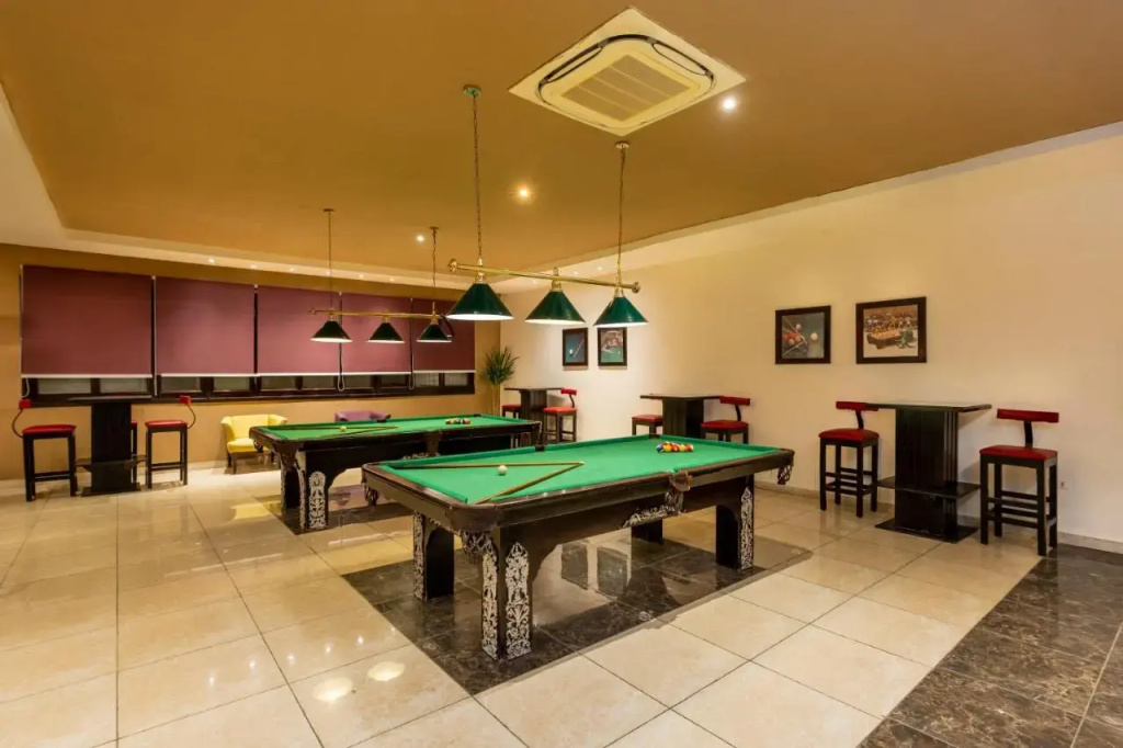 El Karma Aqua Beach Resort: Play a game of pool in this spacious billiards room, with two tables and counter seating.