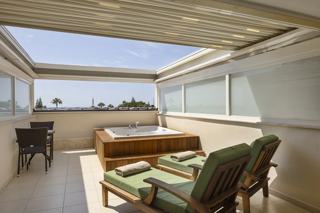 Family Jacuzzi Quadruple room with view
