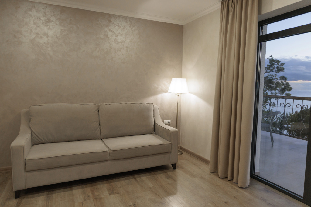 Двухместный люкс с 2 комнатами с балконом и с видом на море двуспальная кровать в Нарт