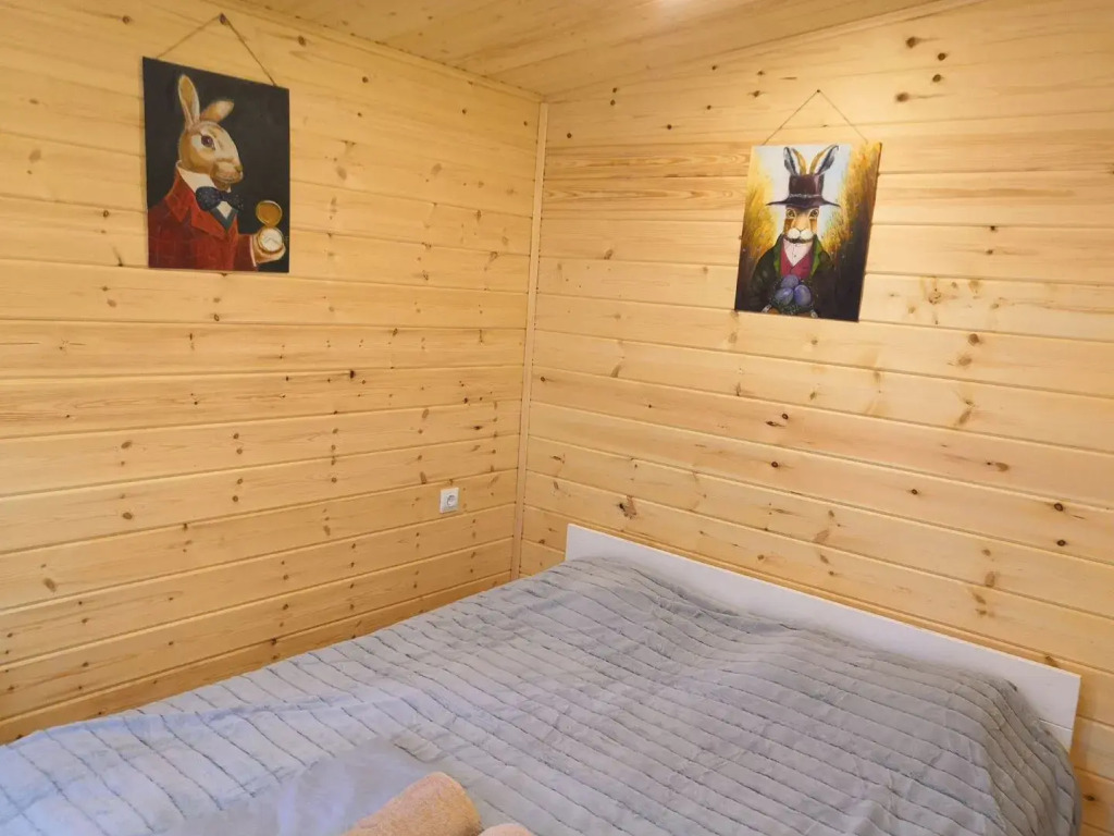 Двухместный коттедж Superior с красивым видом из окна двуспальная кровать в Vinder Village