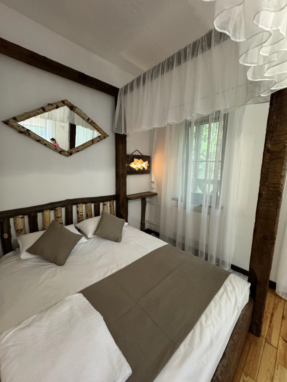 Двухместный полулюкс с балконом и с красивым видом из окна двуспальная кровать в Rybinka