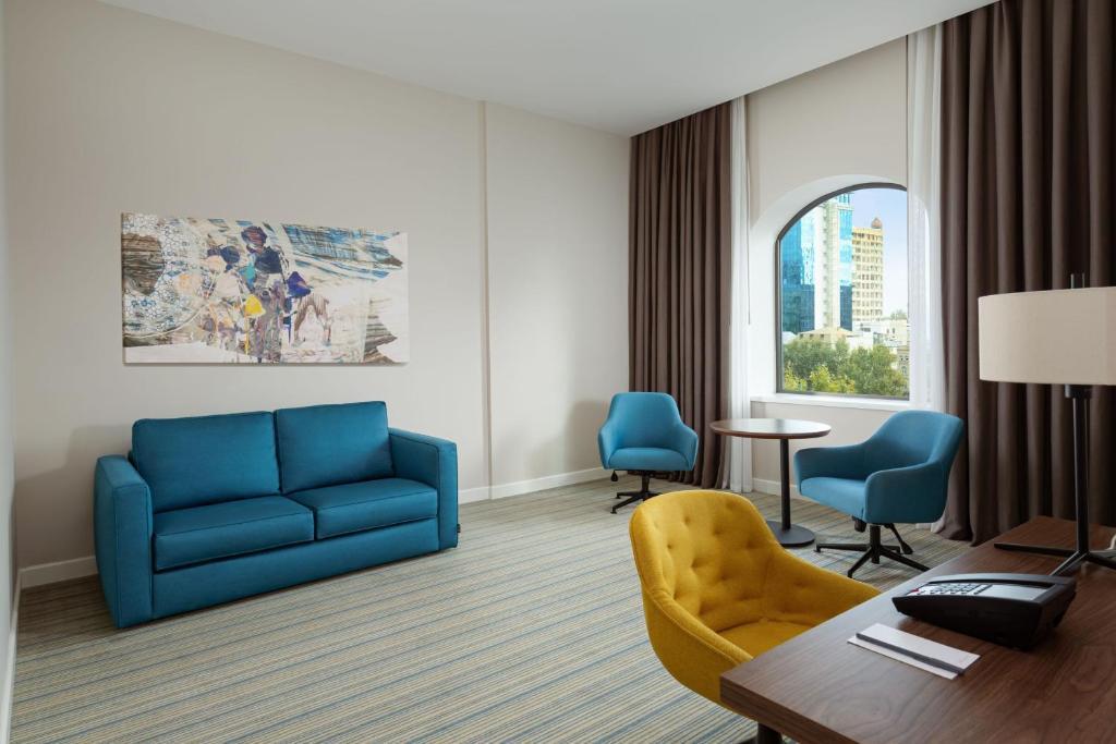 Двухместный полулюкс с видом на сад двуспальная кровать в Отель Courtyard by Marriott Baku