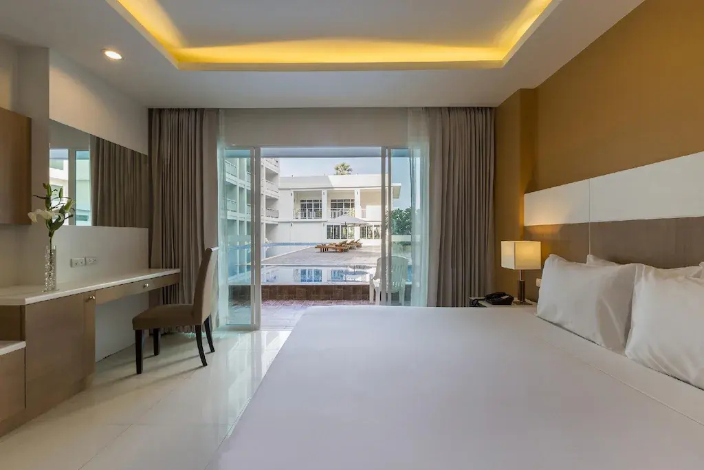 Deluxe Pool Access Double room with balcony (full double bed)