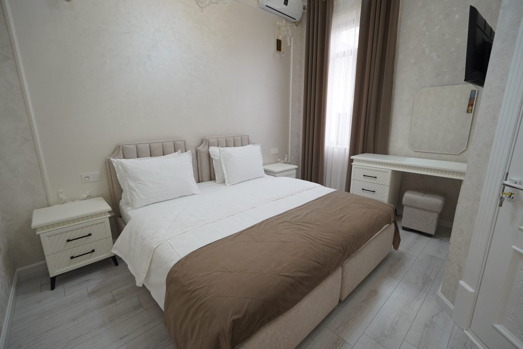 Deluxe Double Family room with courtyard view (full double bed)