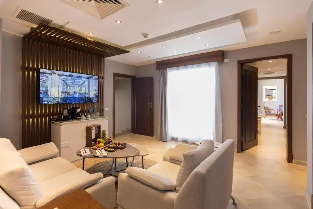 Люкс Posh Club Jacuzzi с балконом в Sunrise Crystal Bay Resort