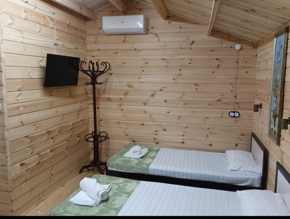 Трёхместный коттедж с балконом и с красивым видом из окна в Ariadna