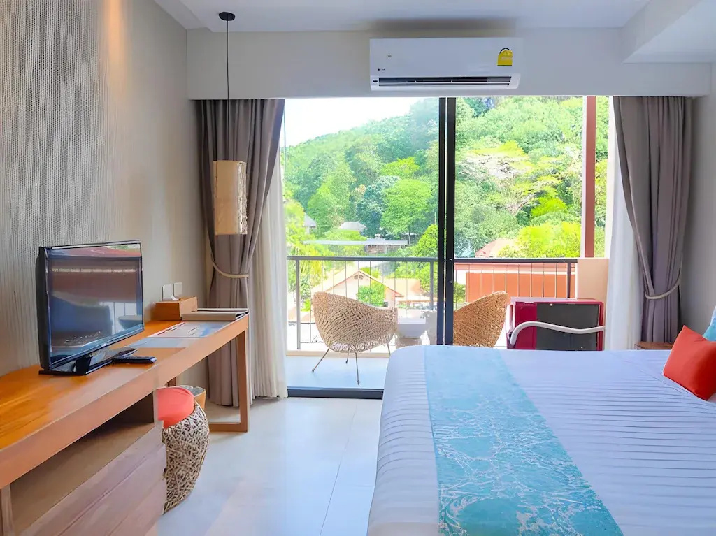 Deluxe Double room with partial sea view (full double bed)