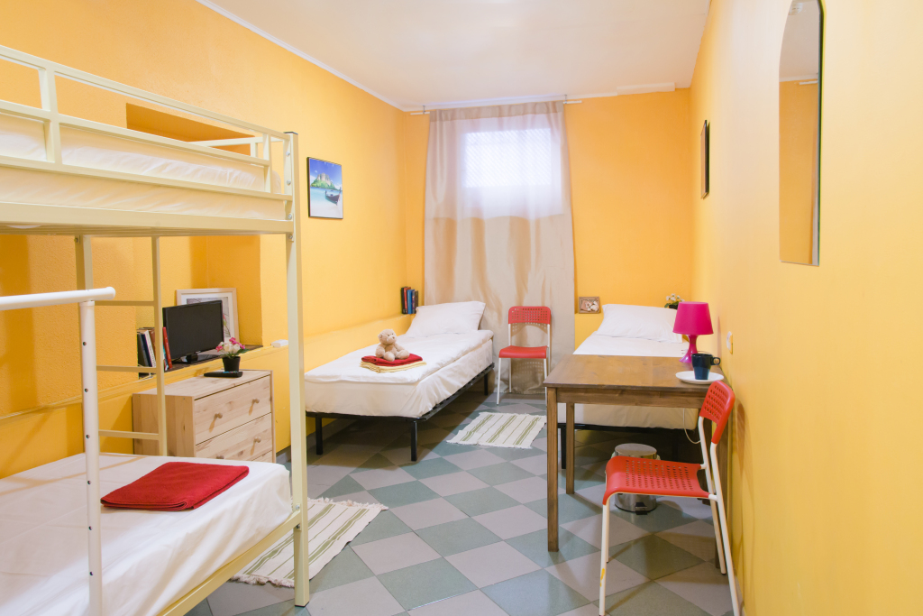 Кровать в общем номере в Линия