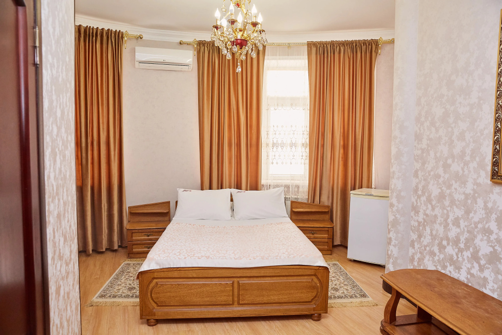 Tarho Hotel Room Type - Double room with city view full double bed