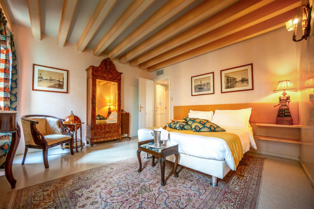 Suite with balcony and with city view
